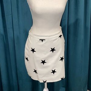 Nasty Gal Size 6 Faux Leather Skirt White with Black Stars